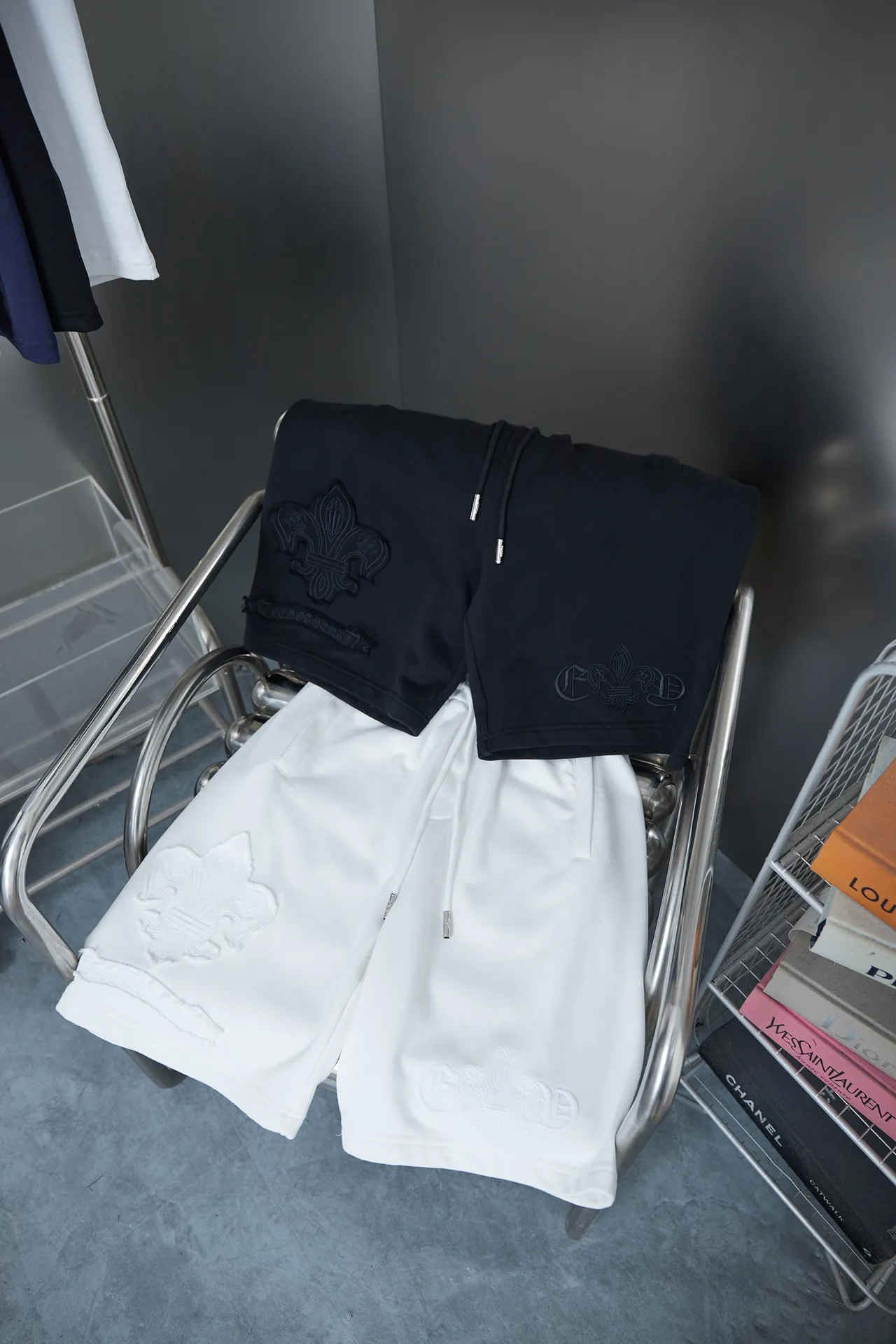 🅿️210 Ch*ome Hearte 2025ss new shorts Honbu patch cross embroidered shorts light luxury essential item for daily commuting for men and women Correct version Welcome to compare Detailed features · Made of 380g pure cotton health cloth fabric · Imported Tajima machine embroidery Honbu patch cross letters · Open mold to customize the original logo engraved hanging clock · Loose waist trousers · Double-needle sewing across seams · Original main mark, washed tag, moisture-proof paper packaging Color: Black/White Size: S M L XL
